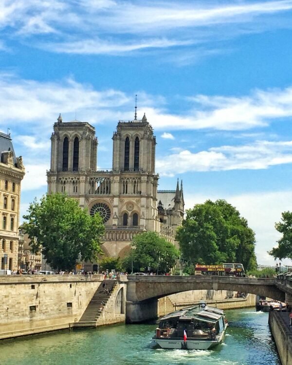 Padlock in front of Notre-Dame de Paris